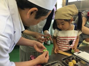 老舗での和菓子作りと甘味処体験