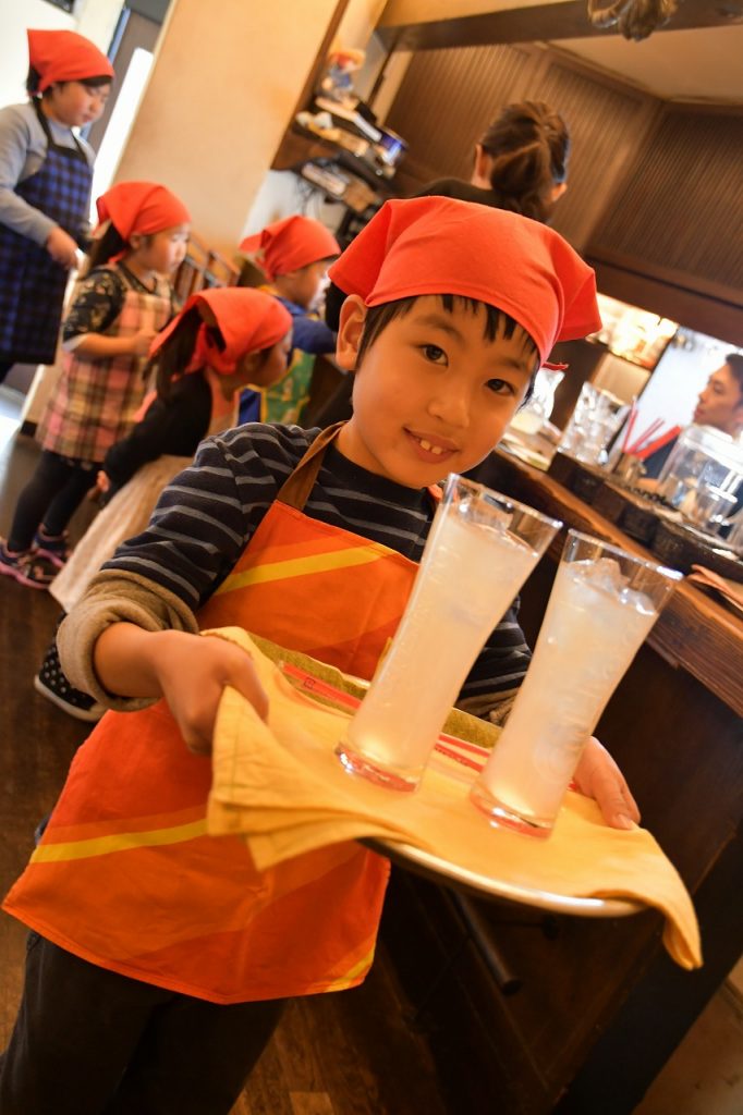 鶴舞の南欧カフェで子どもお仕事体験