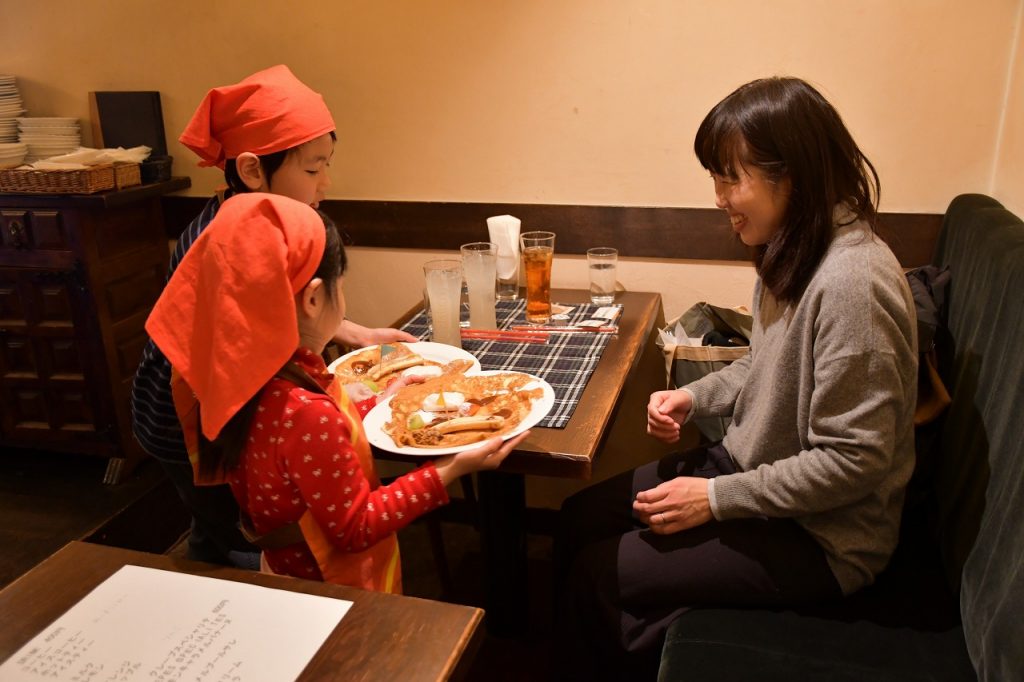 鶴舞の南欧カフェで子どもお仕事体験