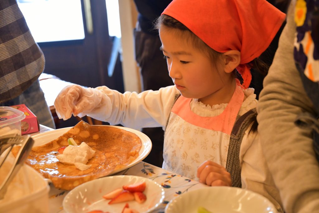 南欧カフェで子どもお仕事体験 〜クレープ作りと接客体験〜